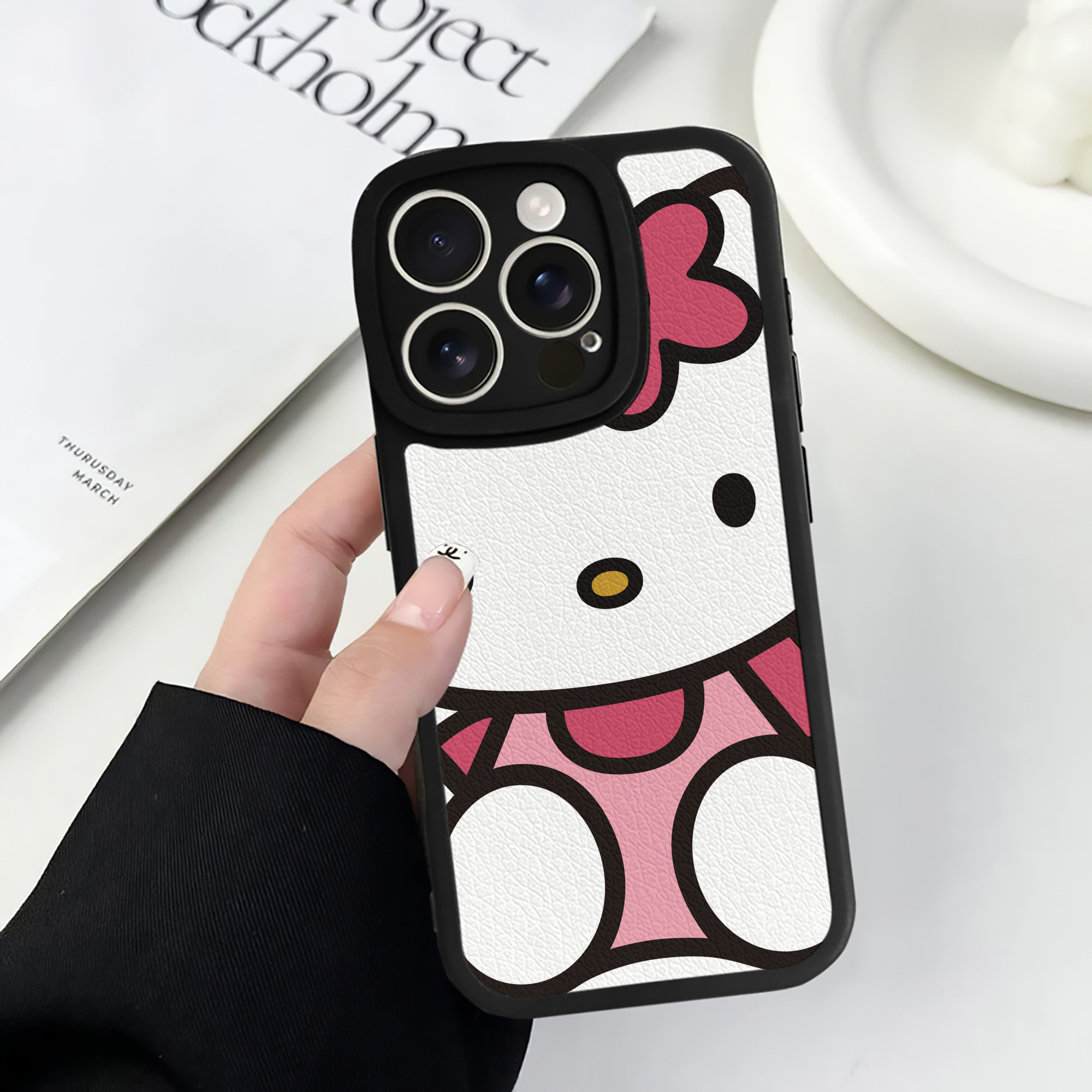 （画像用） Hello Kitty ハローキティ 【iPhone 16シリーズ対応】シリコンスマホケース（レザー調） 材質：シリコン